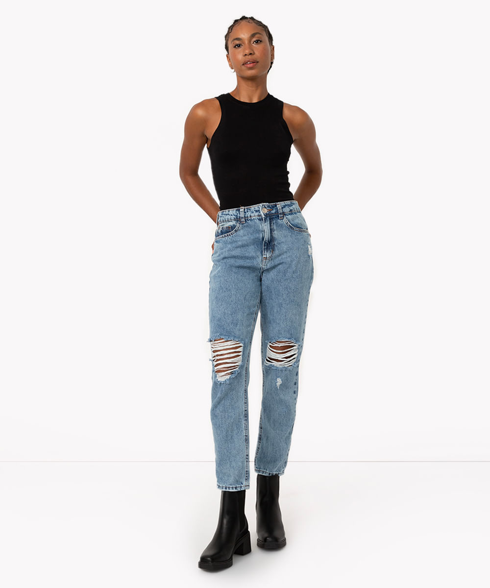 calça jeans mom cintura super alta com rasgos e bolsos azul médio