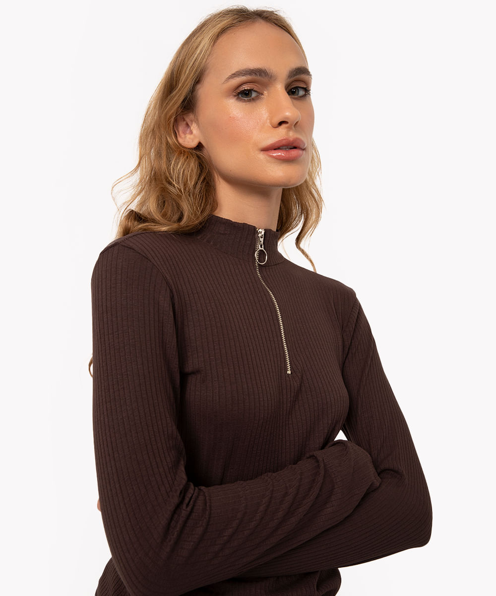 blusa de viscose canelada gola alta com zíper marrom