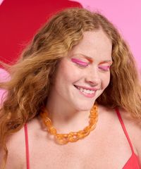 modelo usando lapis delineador rosa e laranja nos olhos