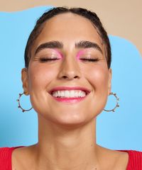 modelo usando o lapis delineador rosa modelo usando o lapis delineador rosa