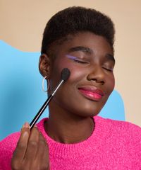 modelo negra utilizando paleta multifuncional com iluminador blush e bronzer