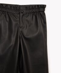 detalhes da cintura com elastico e botao