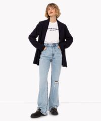 calça jeans flare cintura super alta com desfiado azul claro