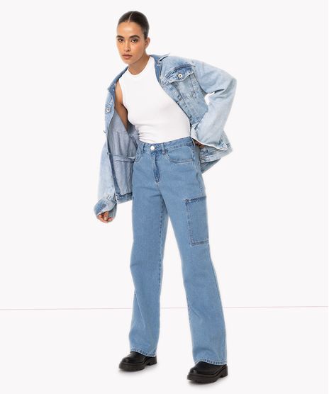 calça jeans wide leg cargo cintura alta azul médio