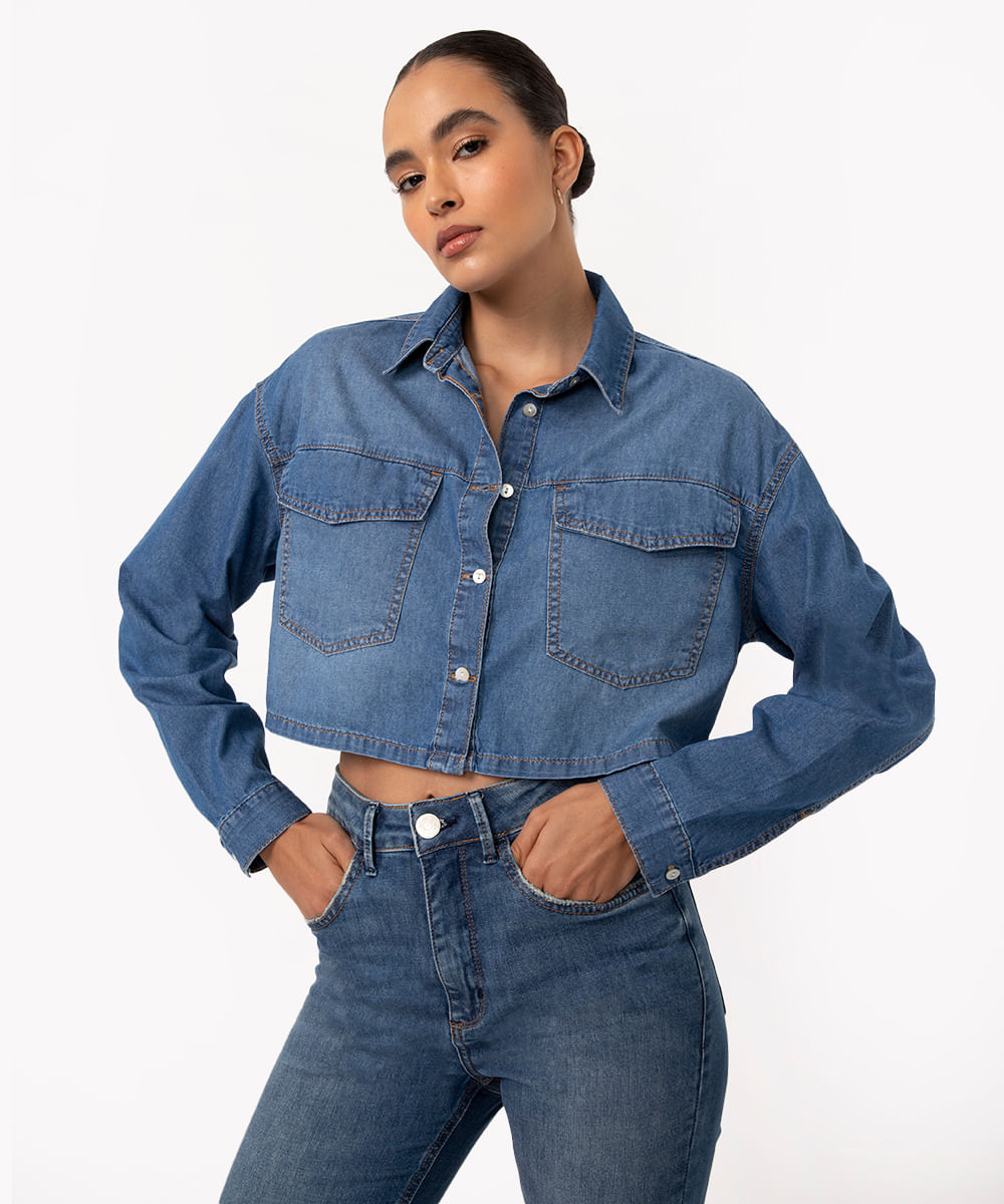 camisa jeans cropped com bolsos manga longa azul médio