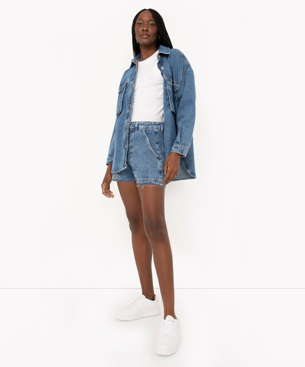 short jeans mom cintura super alta com bolso azul médio