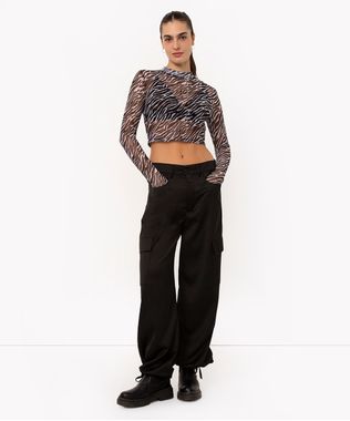 calça wide leg acetinada cargo preto