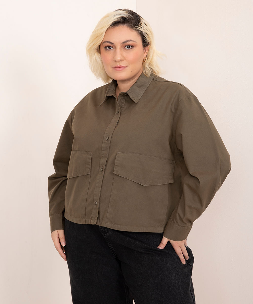 camisa cropped plus size de sarja manga longa com bolsos mindset verde militar