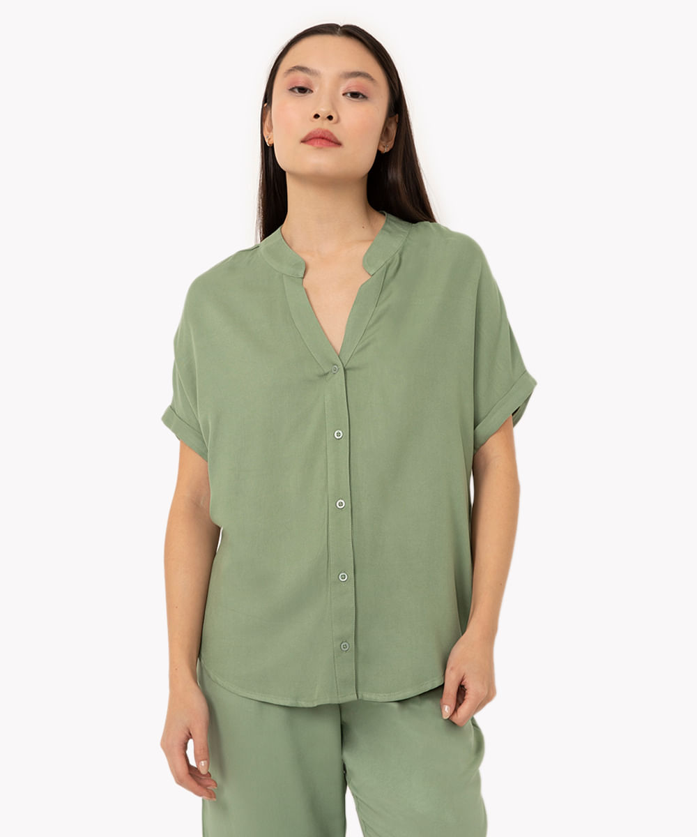 camisa de viscose decote v manga curta verde escuro