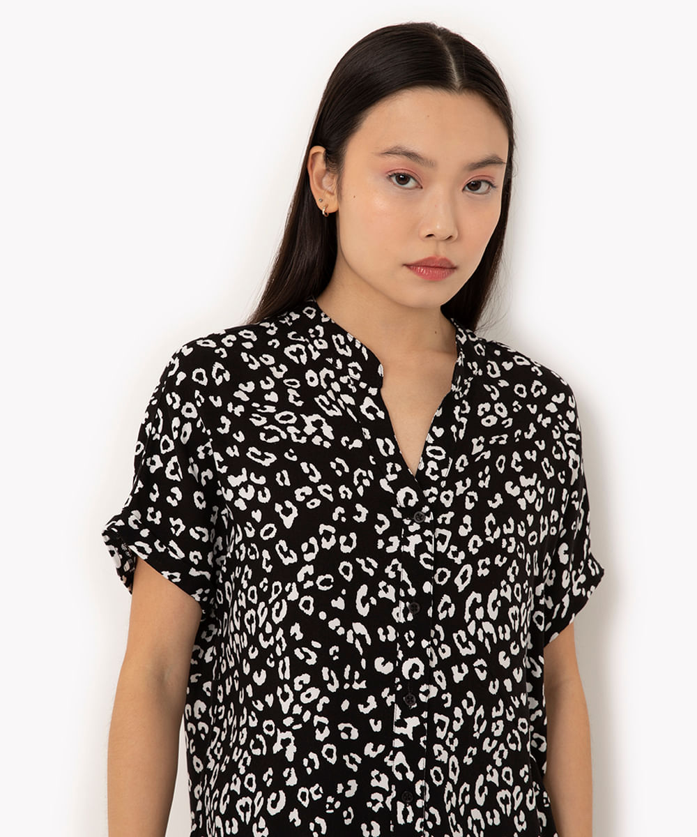 camisa de viscose animal print manga curta preta