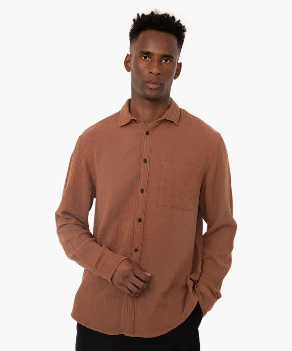 camisa de algodão texturizada com bolso manga longa marrom