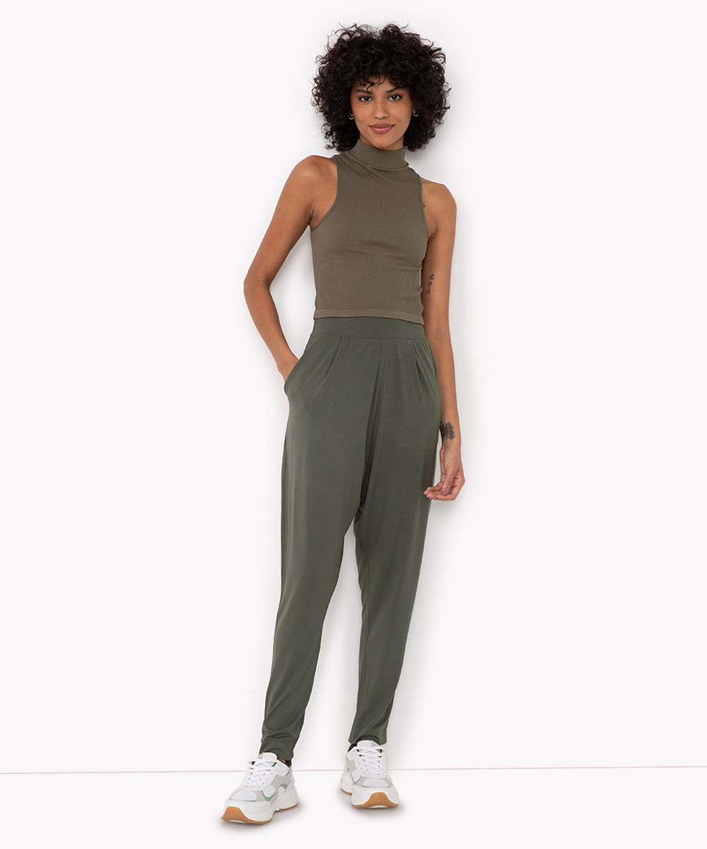 calça cenoura com pregas cintura alta verde militar