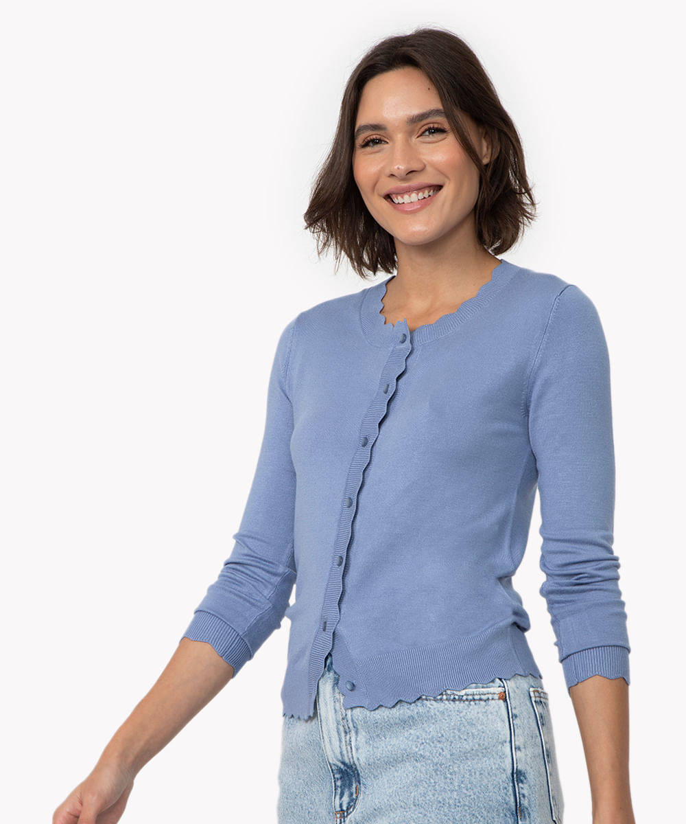 cardigan de tricot com botões azul claro