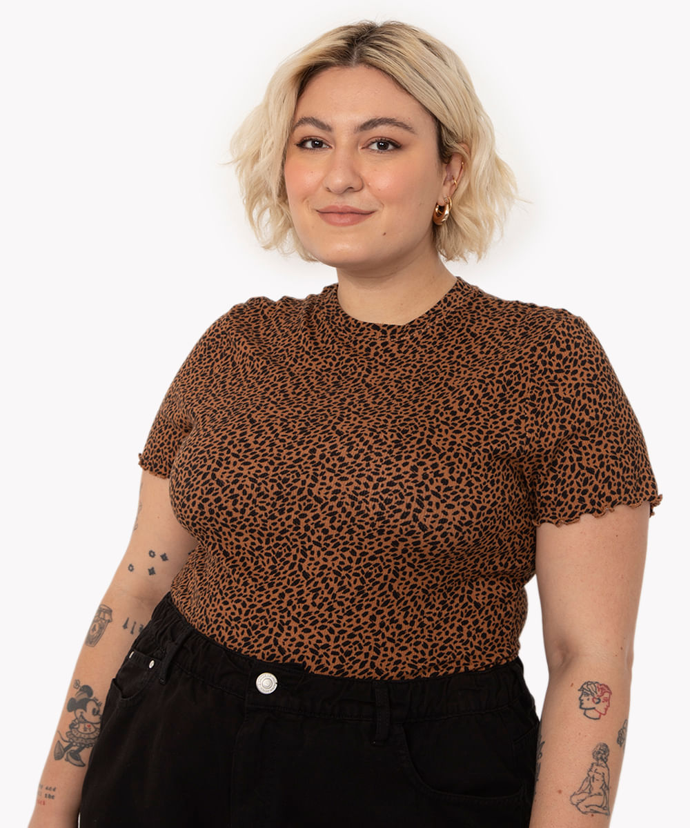 blusa plus size canelada animal print manga curta caramelo