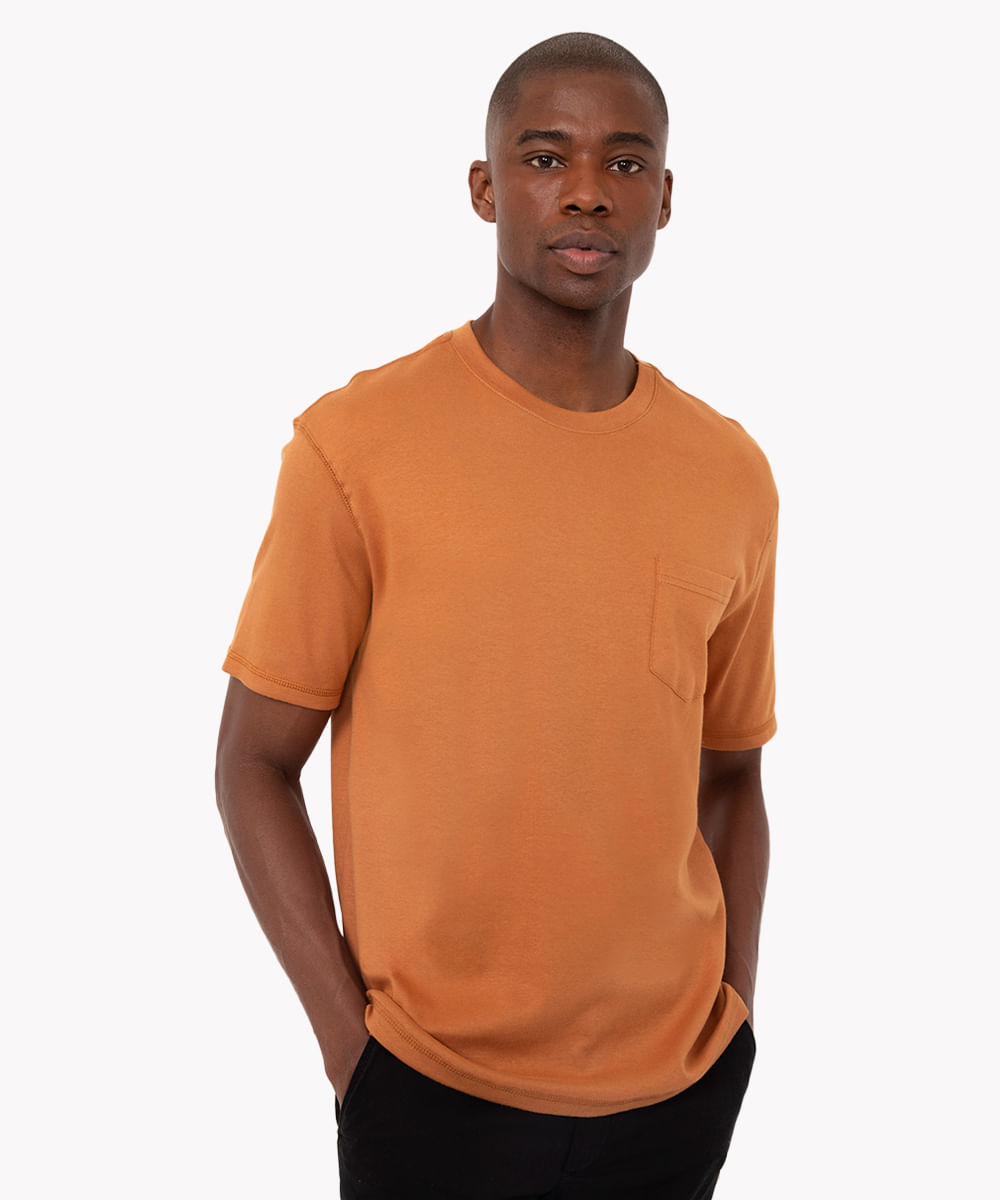 camiseta casual relaxed fit com bolso laranja escuro