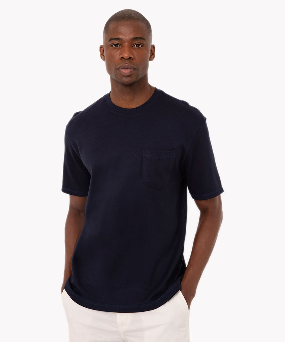 camiseta casual relaxed fit com bolso azul marinho