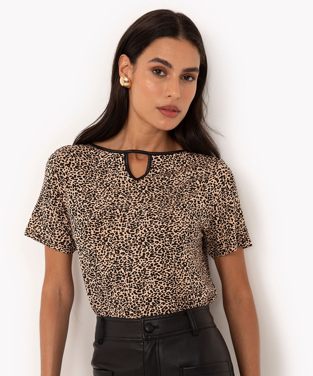 blusa chocker de viscose animal print manga curta areia