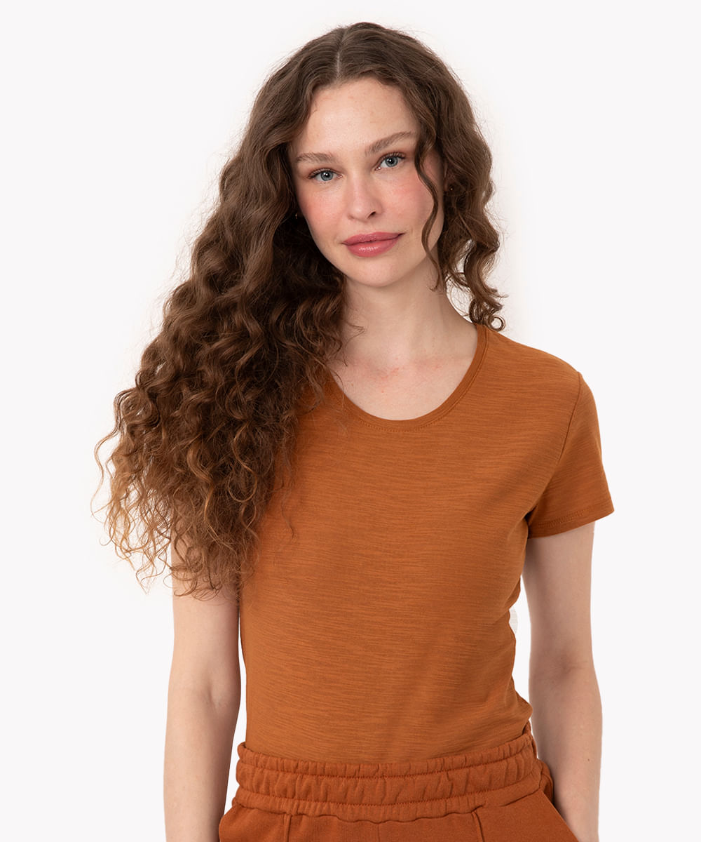 camiseta de flamê básica manga curta decote redondo marrom médio