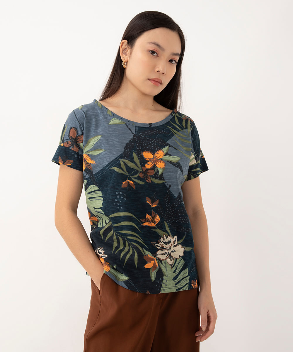 blusa em flamê floral com recorte manga curta azul marinho