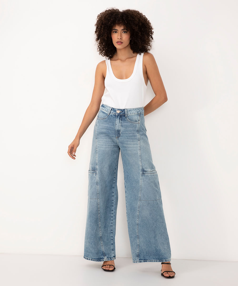 calça jeans wide leg cintura alta com bolsos azul claro