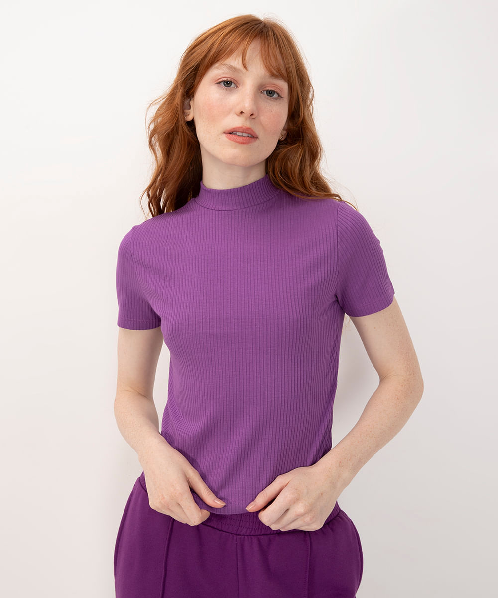 blusa canelada gola alta manga curta roxo uva