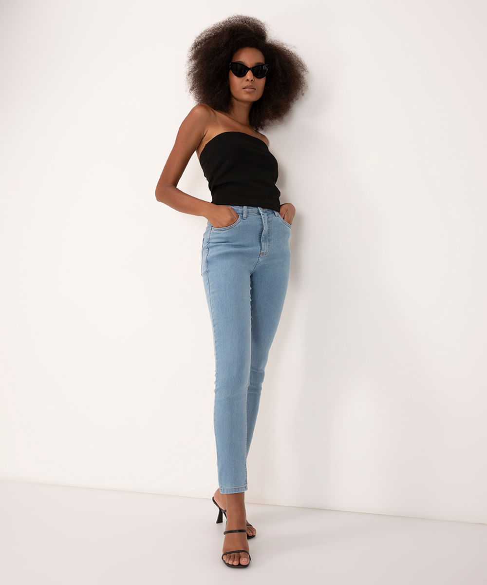 calça jeans skinny cintura super alta com bolsos azul claro