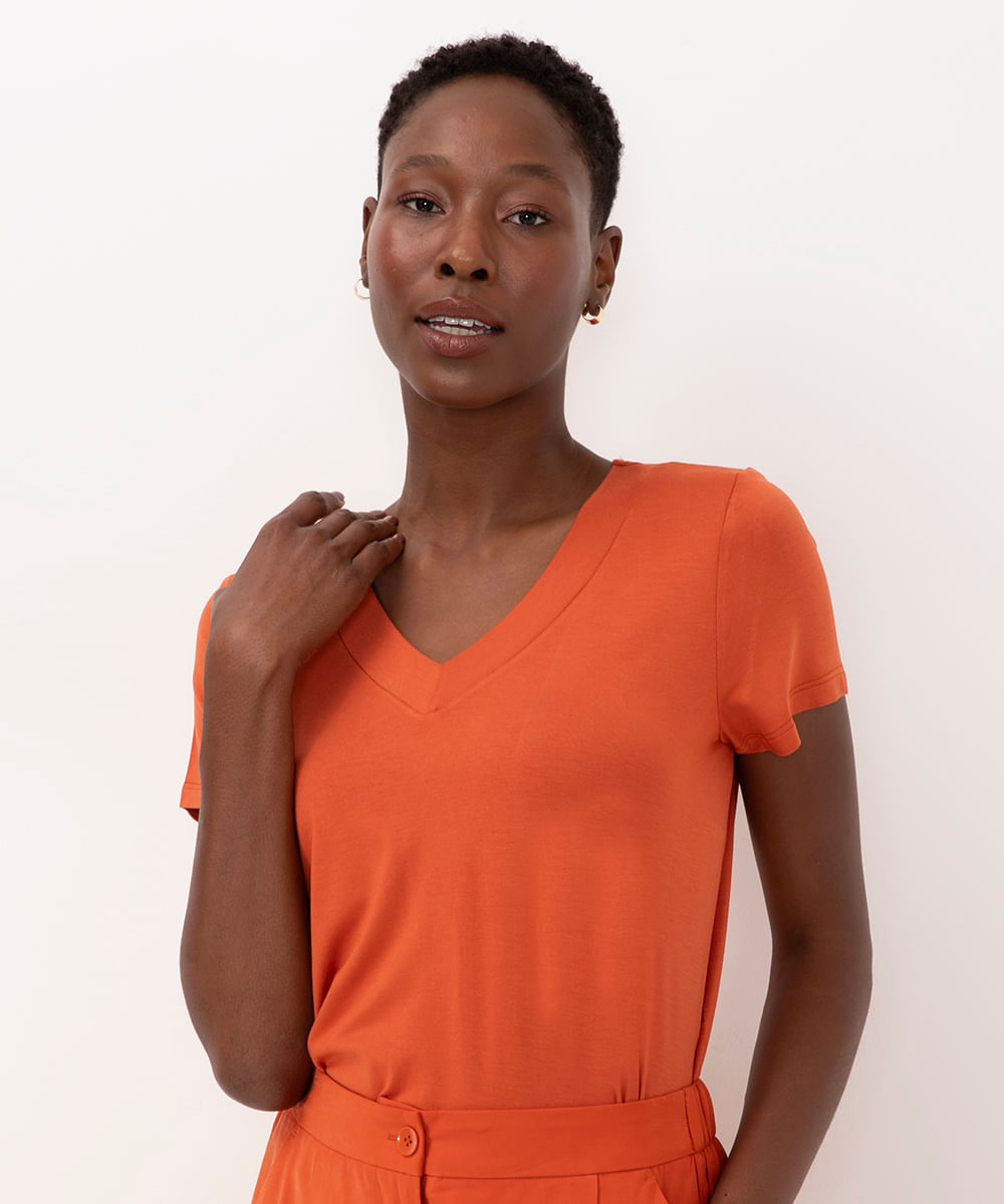 camiseta feminina de viscose decote v laranja