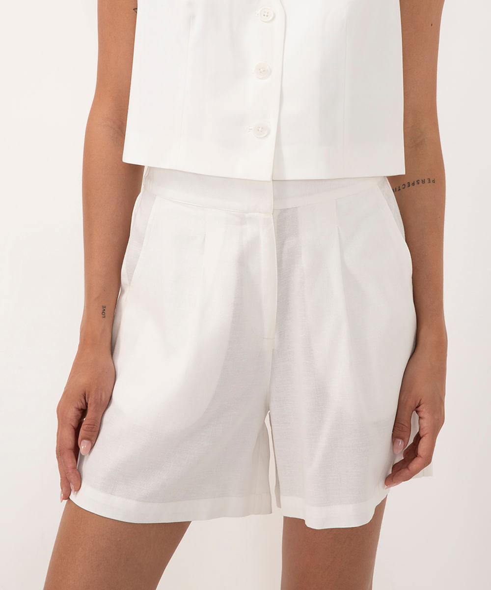 short alfaiataria cintura alta com pregas e bolso off white