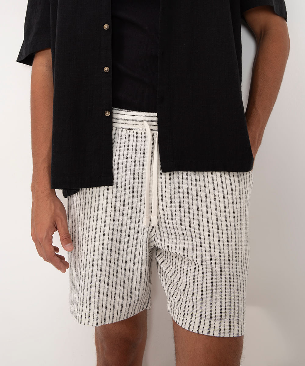 bermuda relaxed listrada com elástico e cordão off white