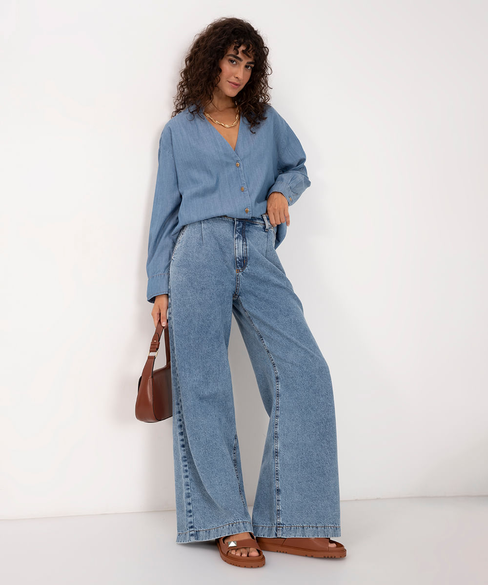 calça jeans wide leg cintura média com pregas azul médio