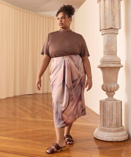 saia midi acetinada drapeada plus size mindset gabriella garcia colorido 50 saia midi acetinada drapeada plus size mindset gabriella garcia colorido 50