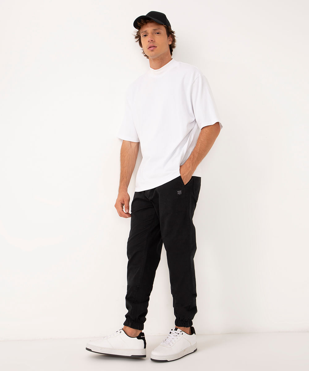 calça jogger slim de sarja amaciada com bolsos preto