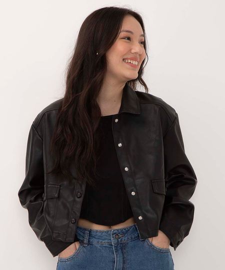 camisa cropped de poliuretano infantil com bolsos preta 10