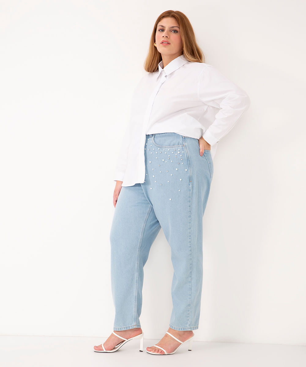 calça jeans mom plus size cintura alta pérolas e strass azul médio