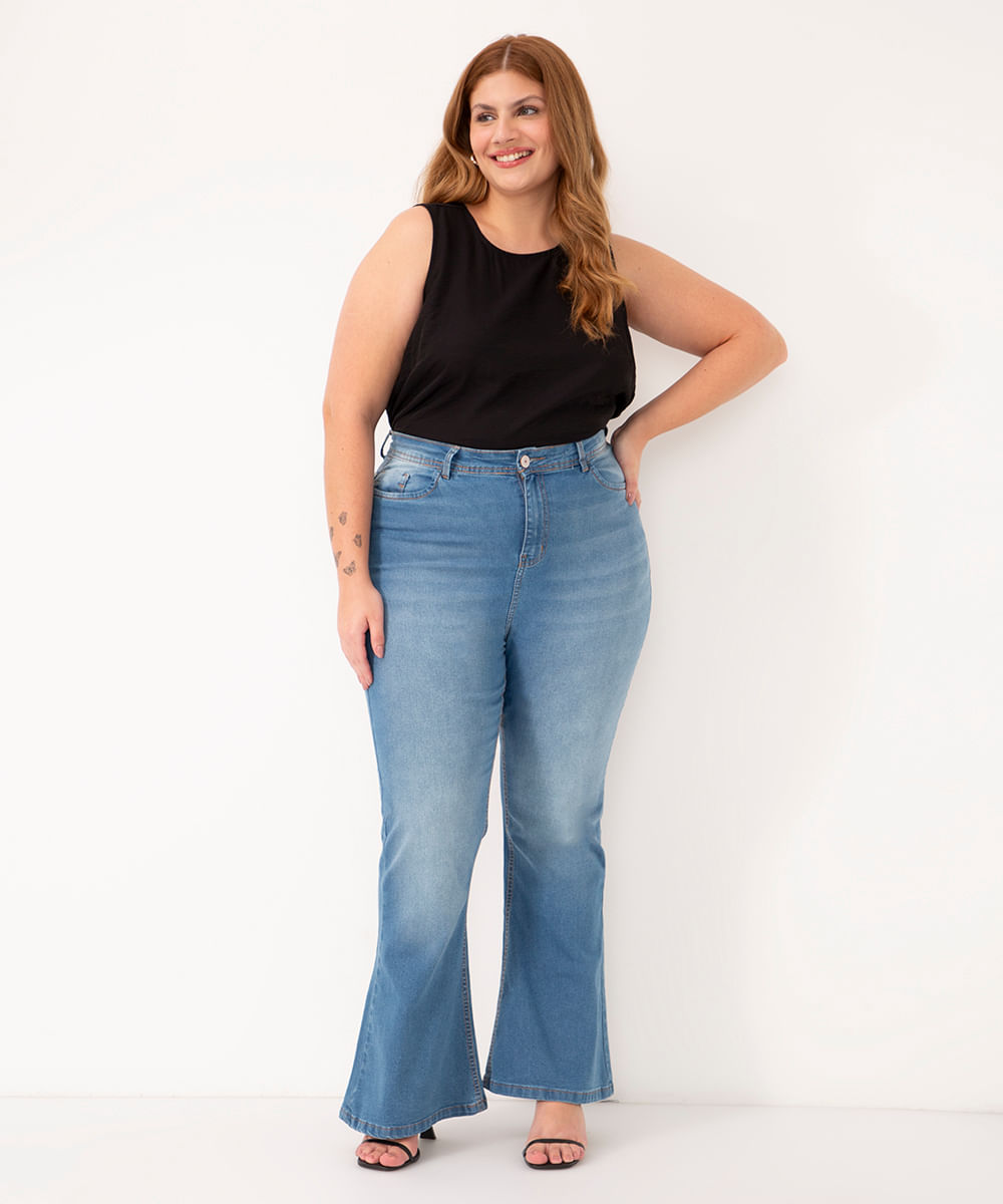 calça jeans flare plus size com elástico azul médio