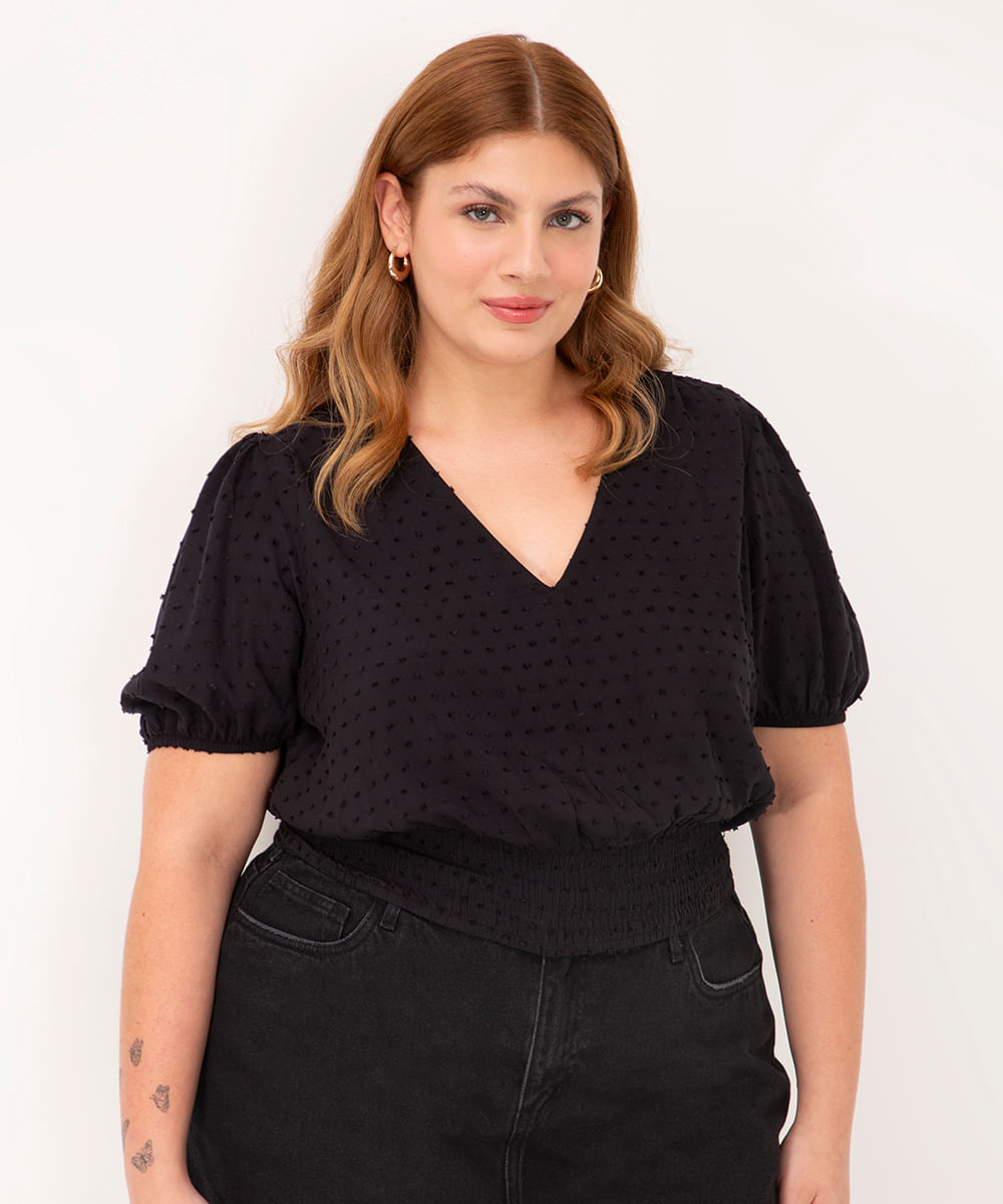 blusa plumetis plus size manga curta bufante preto