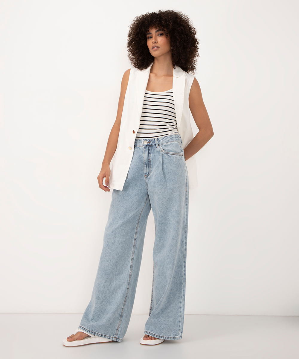 calça jeans wide leg cintura média com pregas azul claro