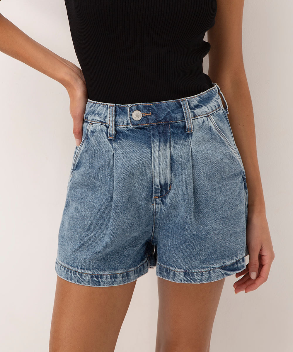 short jeans cintura super alta com pregas e bolso azul médio