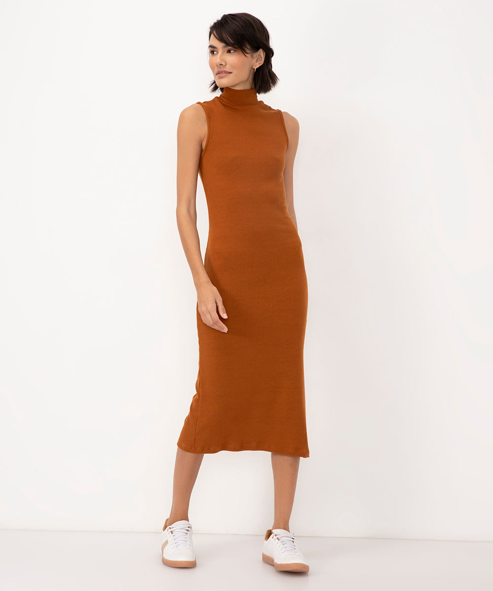 vestido midi básico canelado com fenda gola alta marrom médio