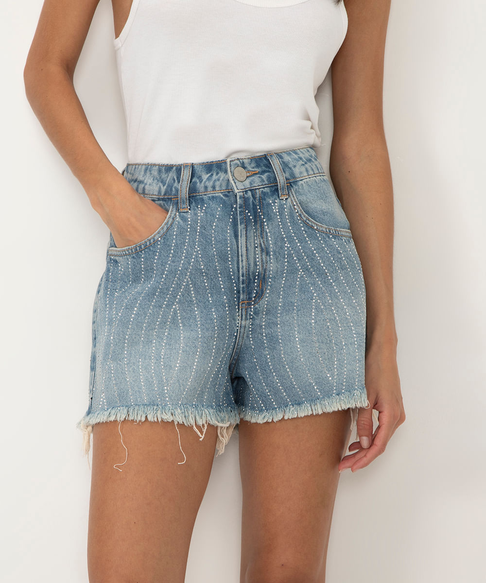 short jeans mom cintura super alta brilhos azul claro