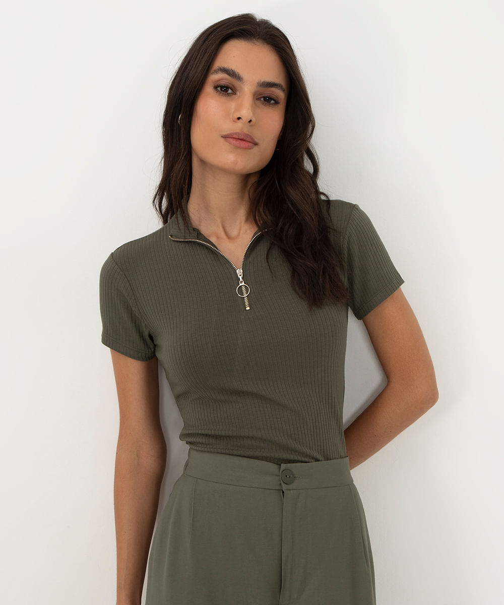 blusa canelada com zíper de argola manga curta verde militar