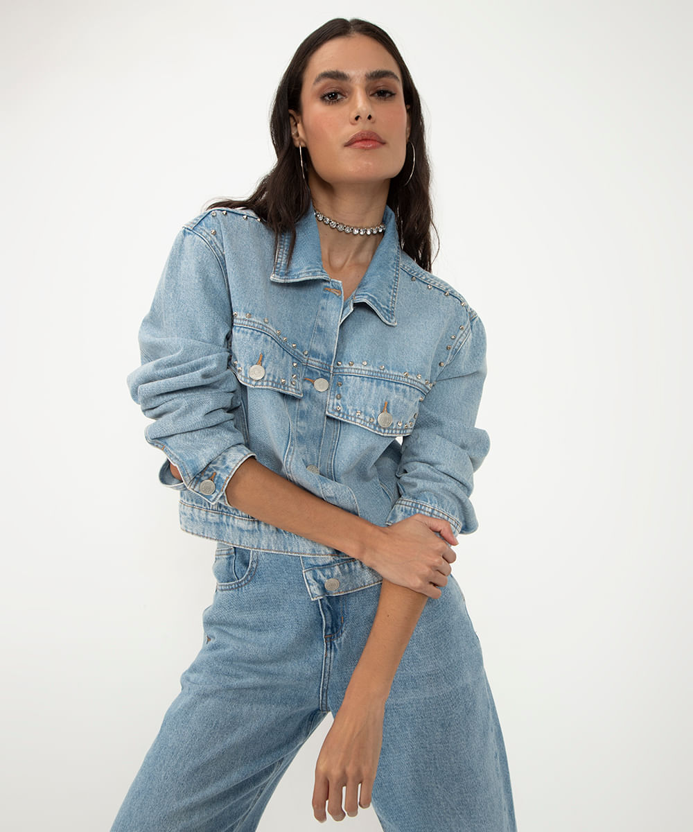 jaqueta jeans com tachas e strass azul médio