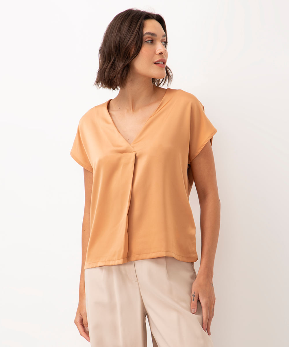 blusa acetinada decote v manga curta areia