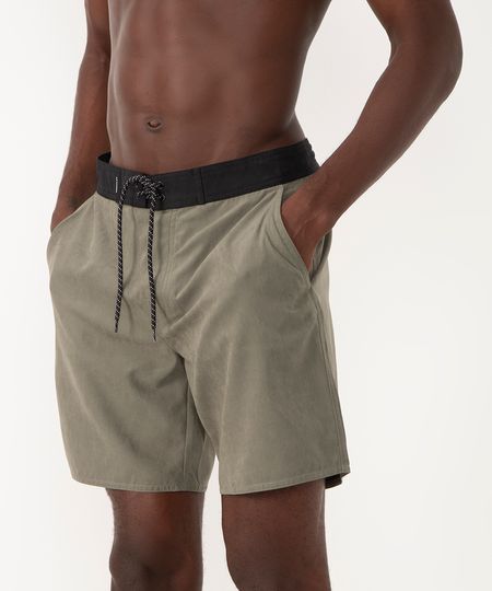 Bermuda surf com bolsos e cordão verde 38