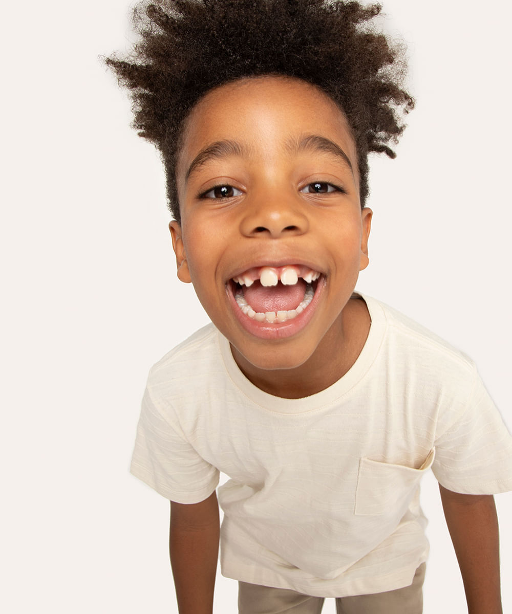 camiseta de algodão infantil com bolso manga curta bege