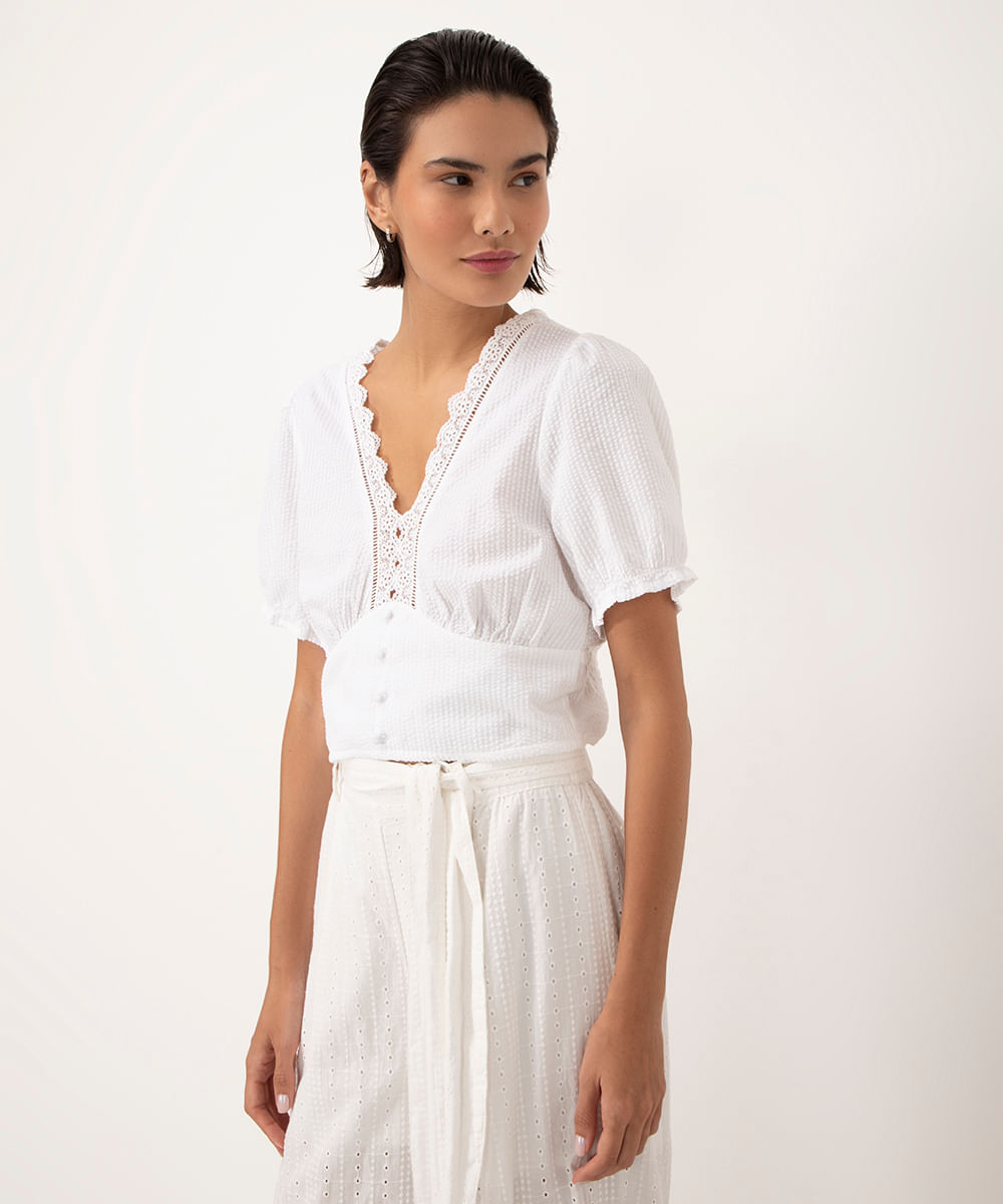 cropped texturizado com botão e renda off white