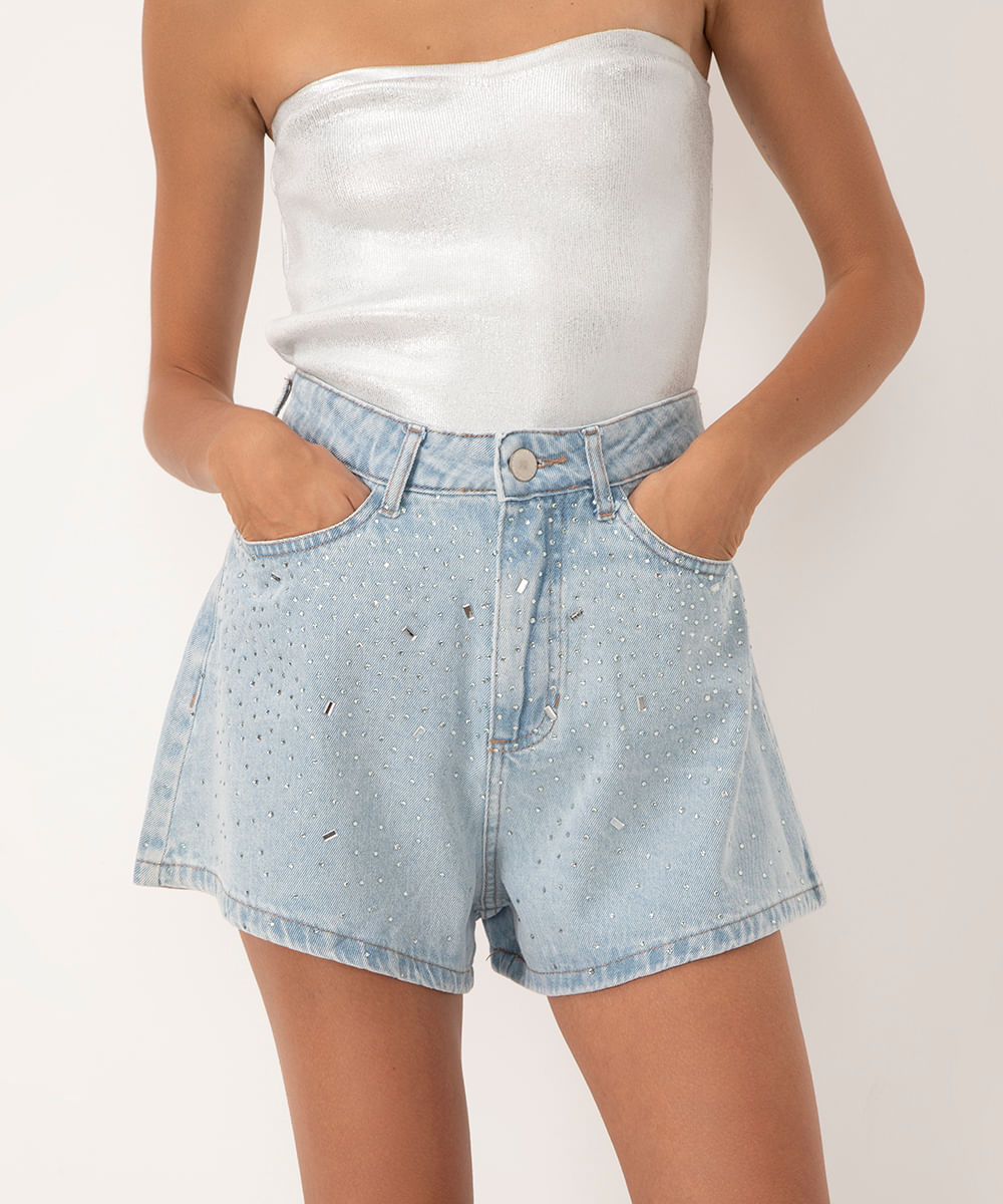 short jeans evasê com brilho cintura super alta azul claro