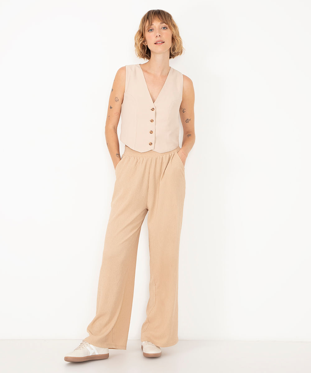 calça wide leg com bolsos texturizada bege