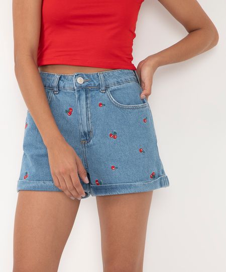 short jeans mom com bordado de cereja cintura super alta azul médio 34