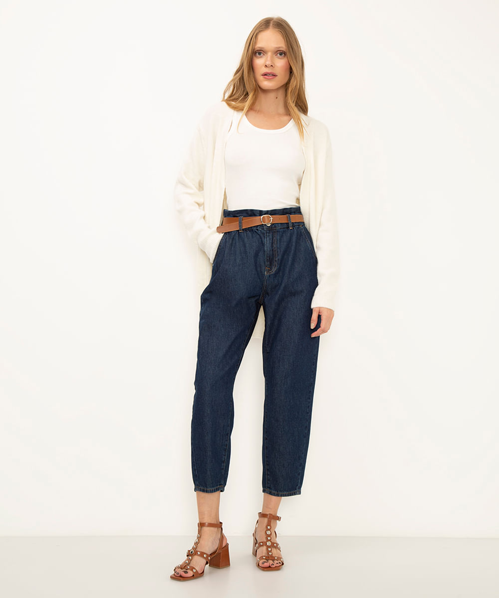 calça jeans carrot cintura alta com cinto azul escuro